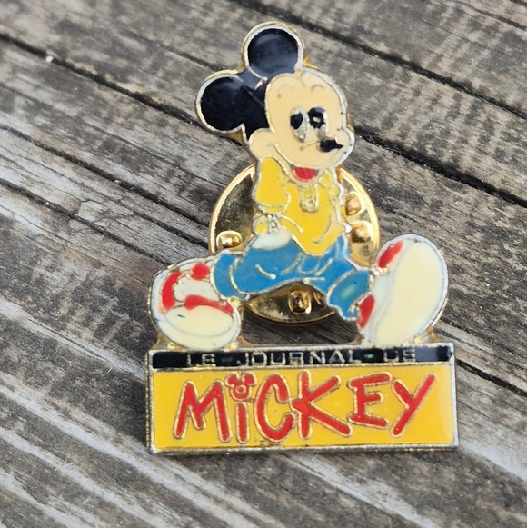 Mickey Mouse Enamel Pin - Picture 4 of 16